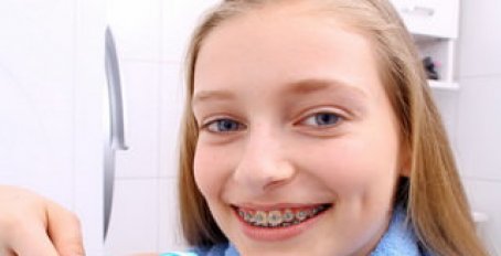 Как правильно чистить зубы с брекетами