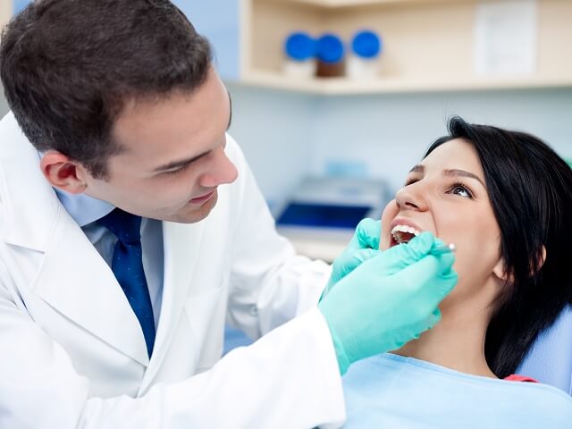 При кровоточивости десен необходимо обратиться к стоматологу для консультации