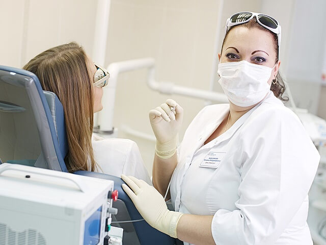 Пародонтолог даст рекомендации по уходу за зубами при кровоточивости десен