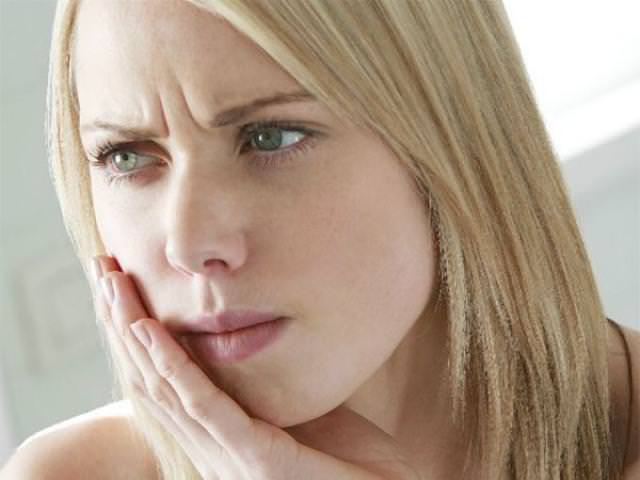 Острая зубная боль - один из симптомов заболевания