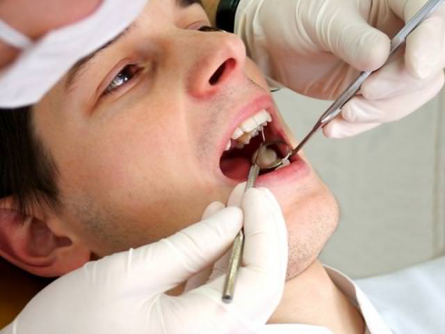 Мужчина у стоматолога